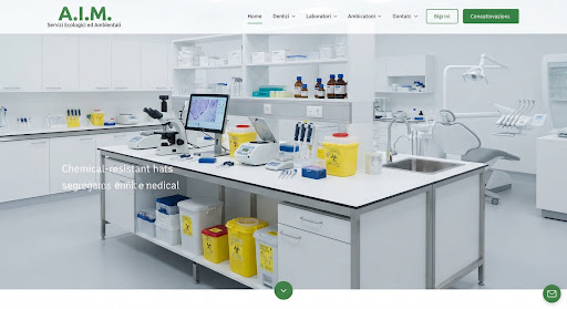 Banco da laboratorio e studio dentistico moderno e sterile con contenitori gialli per rifiuti taglienti e sanitari, attrezzatura diagnostica di precisione e ambiente immacolato.